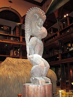 Carved statue of Kū